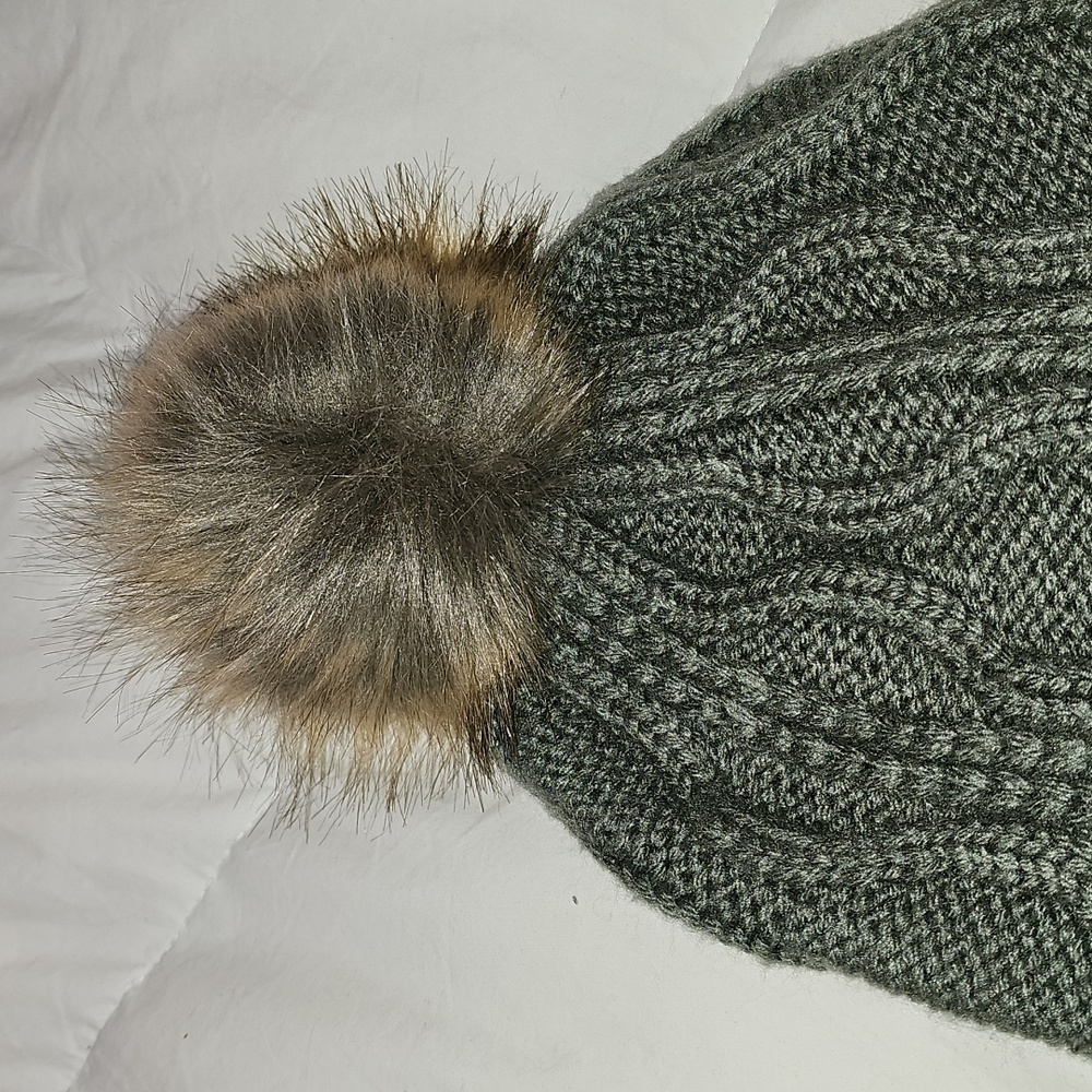 HUNTER GREEN BEANIE. Womens Like New Winter Beanie!! - Picture 4 of 6